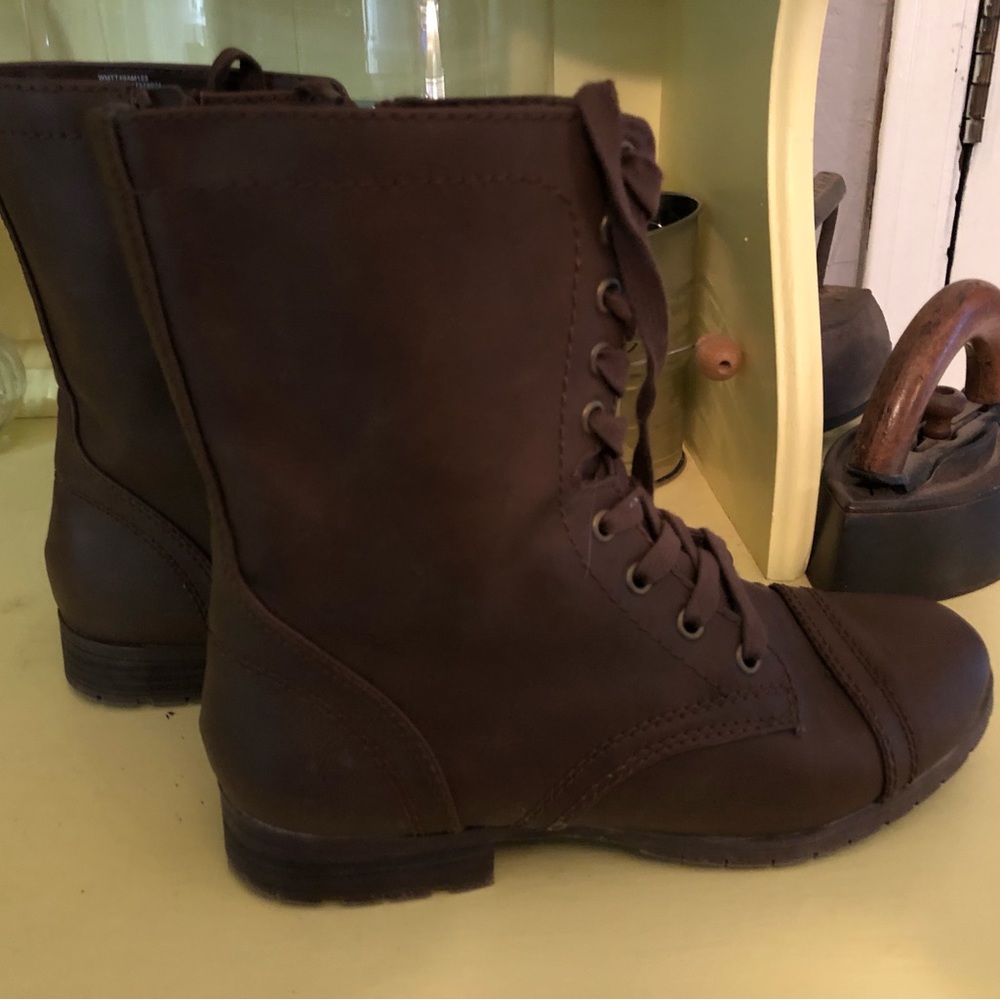 Women’s brown boots size 8